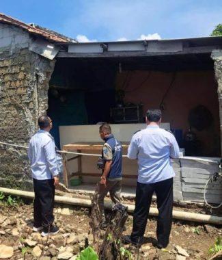 Camat Bojongsari Tinjau Rumah Warga Terdampak Puting Beliung