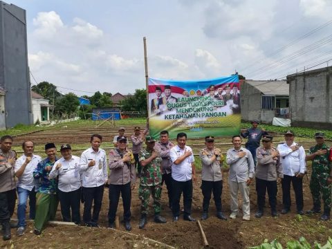 Camat Limo Sudadih dan Lurah Grogol Boni Kusuma Sobari saat berada di RW 01 Kelurahan Grogol. (dok. Narasumber)