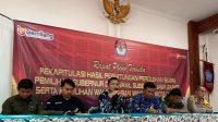 Anggota KPU Depok Divisi Sosialisasi, Pendidikan Pemilih, Partisipasi Masyarakat dan Sumber Daya Manusia (SDM), Achmad Firdaus (ketiga dari kiri) membuka acara pleno rekapitulasi penghitungan perolehan suara Pilkada Serentak 2024 di Kecamatan Cilodong.