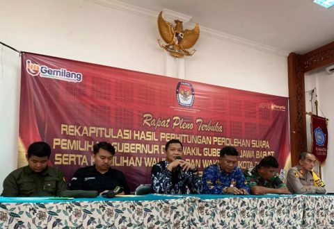 Anggota KPU Depok Divisi Sosialisasi, Pendidikan Pemilih, Partisipasi Masyarakat dan Sumber Daya Manusia (SDM), Achmad Firdaus (ketiga dari kiri) membuka acara pleno rekapitulasi penghitungan perolehan suara Pilkada Serentak 2024 di Kecamatan Cilodong.