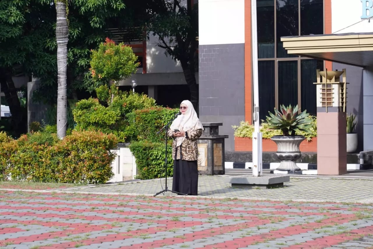 Kadisdik Kota Depok Siti Chaerijah Aurijah, pembina Apel Pagi di Halaman Balai Kota Depok. (dok.Humas)