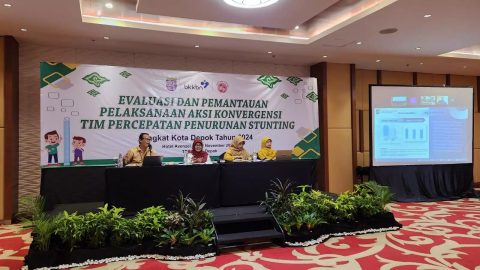 Pj Sekda Kota Depok, Nina Suzana (kerudung merah), membuka kegiatan evaluasi dan pemantauan pelaksanaan aksi konvergensi percepatan penurunan stunting di Avenzel Hotel, Bekasi.