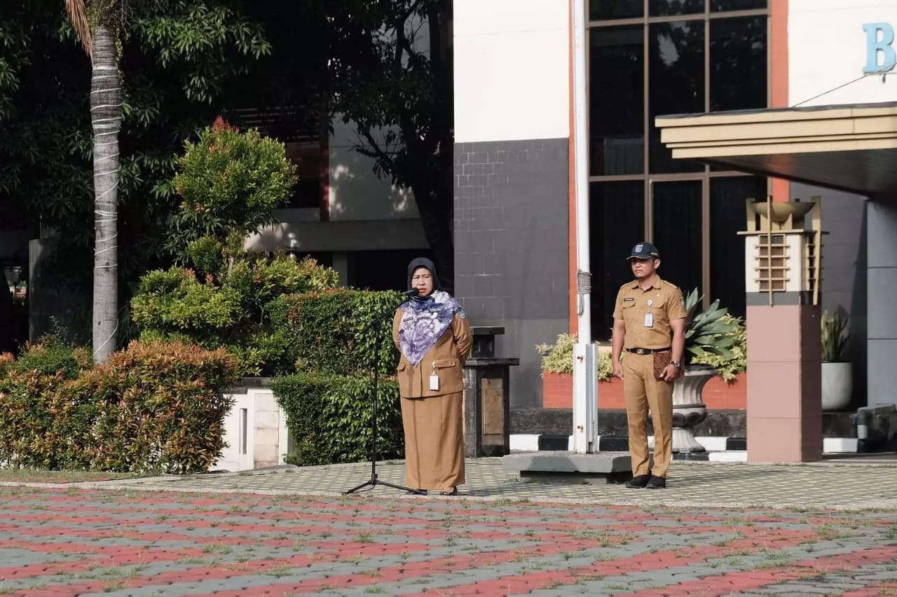 Pj. Sekda Depok Nina Suzana, memberikan amanat di Apel Pagi