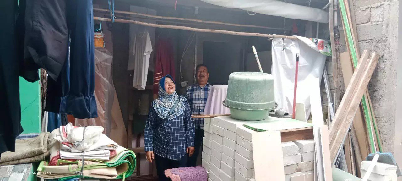 Sriatun, kepala seksi ekonomi dan pembangunan (Ekbang) Kelurahan Cisalak. (dok. Kelurahan Cisalak)