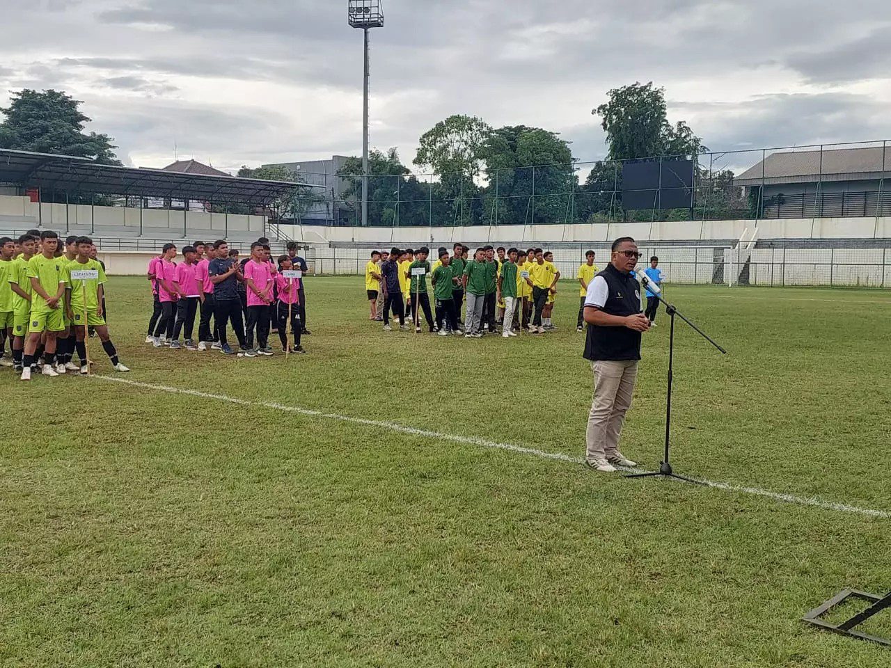 Kadisporyata Kota Depok Eko Herwiyanto berikan sambutan diacara pembukaan festival sepakbola pelajar antar kecamatan tingkat Kota (dok. Disporyata Depok).