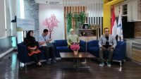 Kadinkes Kota Depok Mary Liziawati (kedua dari kanan) menjadi narasumber pada Webinar Series Mbizmarket dalam Optimalisasi Program Pemberian Makanan Tambahan (PMT) lokal melalui Digitalisasi Marketplace Tahun 2025. (dok.Dinkes Depok).