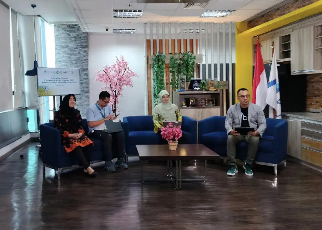Kadinkes Kota Depok Mary Liziawati (kedua dari kanan) menjadi narasumber pada Webinar Series Mbizmarket dalam Optimalisasi Program Pemberian Makanan Tambahan (PMT) lokal melalui Digitalisasi Marketplace Tahun 2025. (dok.Dinkes Depok).