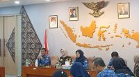 PJ Sekda Depok Nina Suzana membuka Rakor HLM TPID di Ruang Edelweis lantai 5 Gedung Balai Kota Depok.