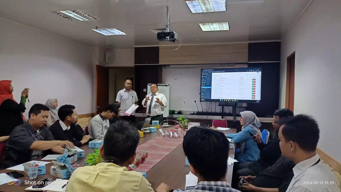 Kabid Perdagangan Disdagin Kota Depok, Sony Hendro melakukan sosialisasi terkait fitur baru pada Sifordagin. ( dok.Disdagin).
