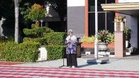 Kepala Dinas Kependudukan dan Pencatatan Sipil (Disdukcapil) Kota Depok Nuraeni Widayatti menjadi pembina apel pagi di Lapangan Balai Kota Depok. (dok.Humas Protokol