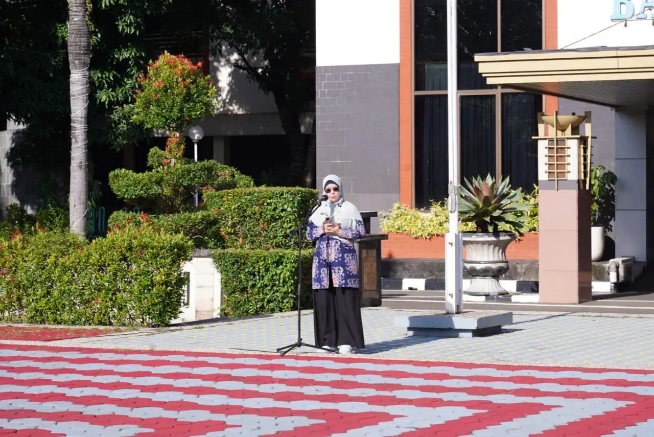 Kepala Dinas Kependudukan dan Pencatatan Sipil (Disdukcapil) Kota Depok Nuraeni Widayatti menjadi pembina apel pagi di Lapangan Balai Kota Depok. (dok.Humas Protokol