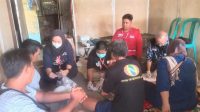 Petugas PMI Kota Depok memberikan layanan kesehatan kepada warga terdampak banjir bandang dan longsor di Kabupaten Sukabumi. (dok.PMI).
