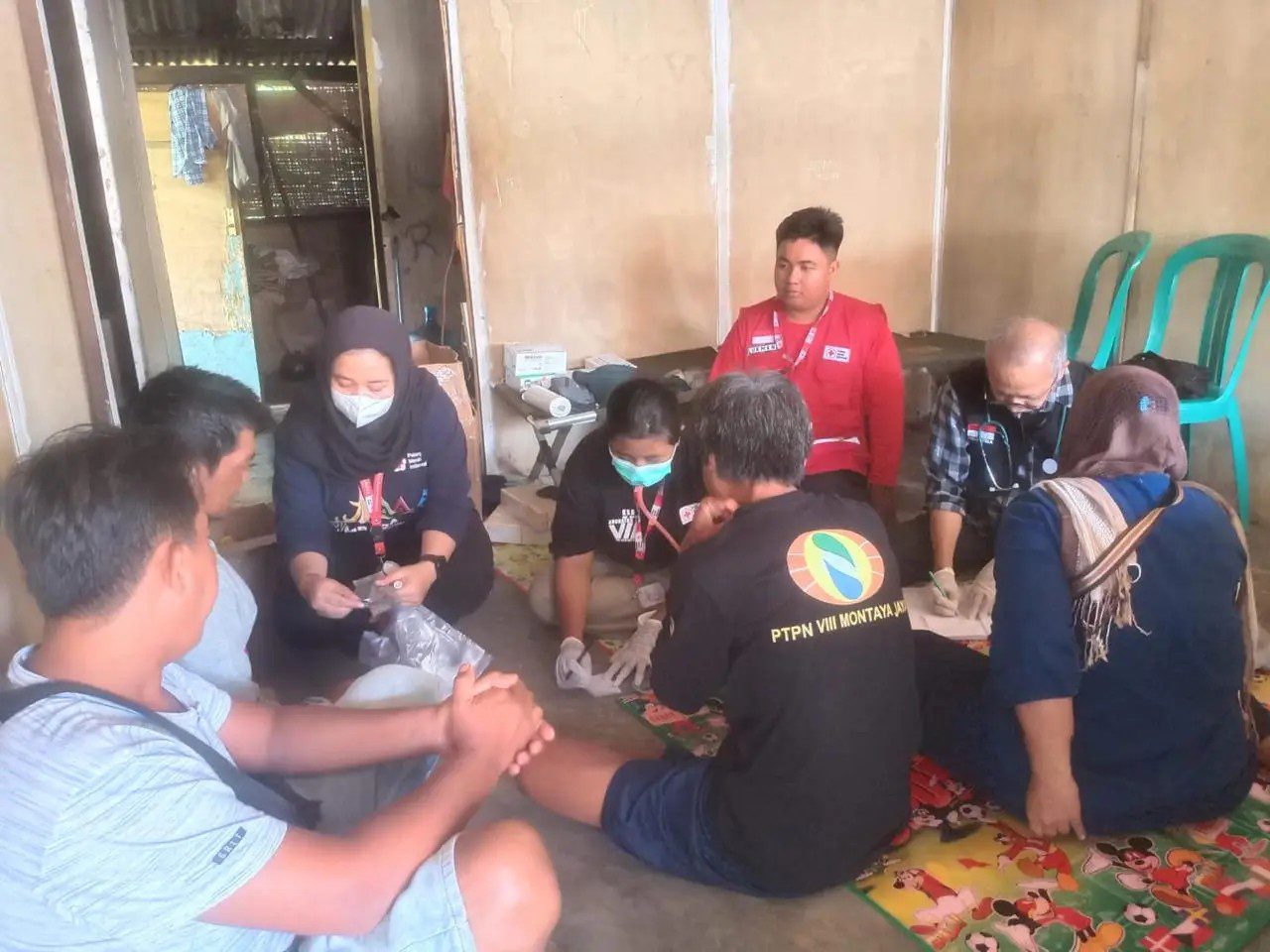 Petugas PMI Kota Depok memberikan layanan kesehatan kepada warga terdampak banjir bandang dan longsor di Kabupaten Sukabumi. (dok.PMI).