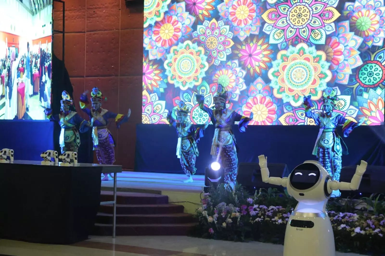 Pertunjukan Tari Greget Mpok, khas Depok diacara Depok Media Arts Summit 2024