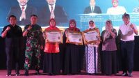 Pj Sekda Kota Depok Nina Suzana menyerahkan penghargaan Anugerah Inovasi Perangkat Daerah dalam rangkaian acara Depok Media Arts Summit 2024.