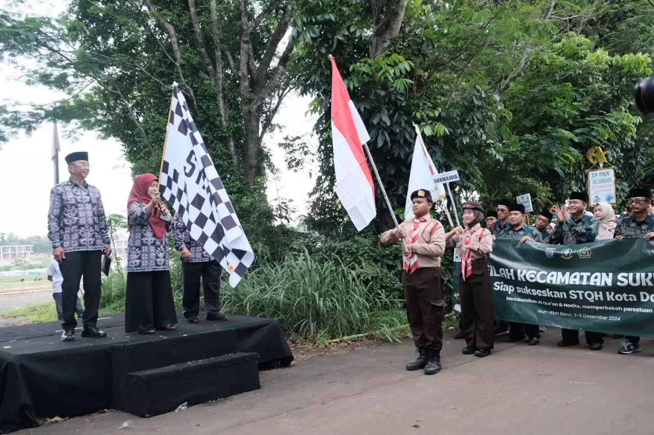 Pj.Sekda Depok Nina Suzana melepas peserta pawai kafilah di Taman Albar