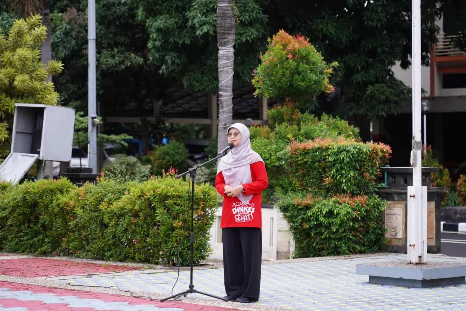 Mary Liziawati Kadinkes Kota Depok jadi pembina apel dilingkungan ASN Pemkot Depok. ( dok.Humas Pemkot).