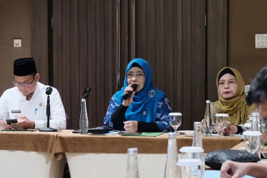 Kadinsos Kota Depok Devi Maryori (tengah) saat memaparkan hasil evaluasi pelaksanaan Bansos KDS di Hotel Santika.
