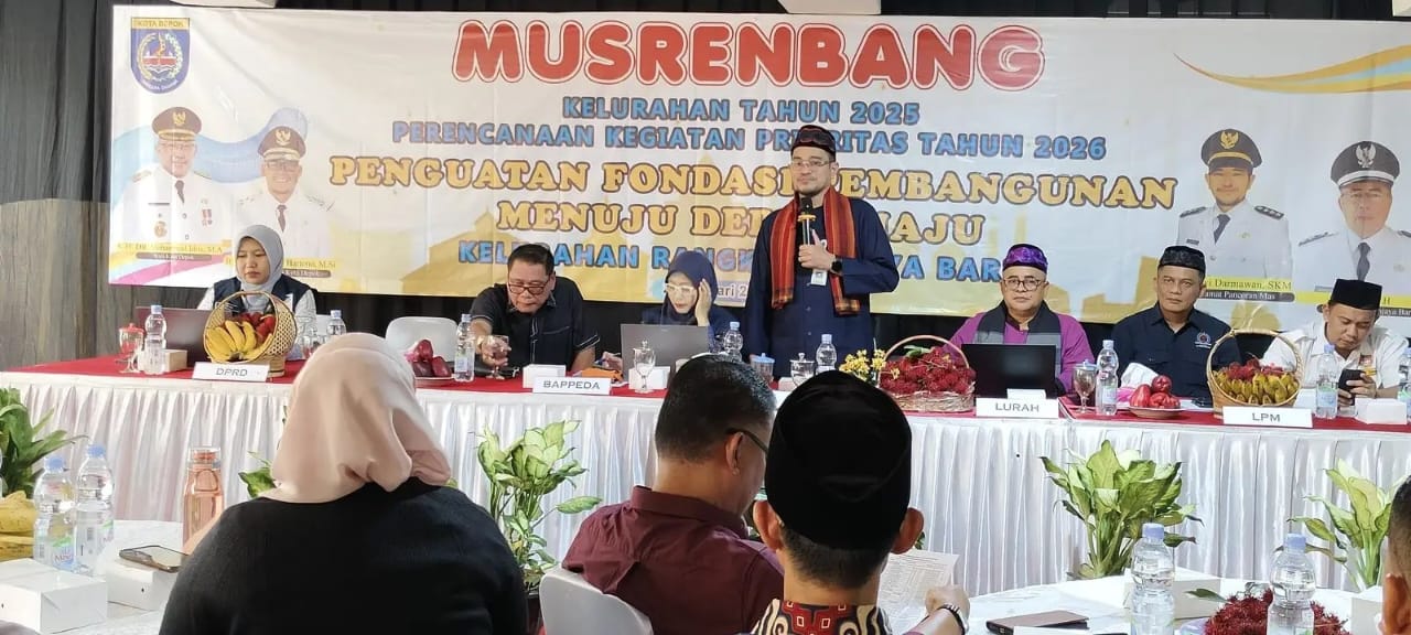 Camat Panmas Zikri Dwi Darmawan memberikan arahan pada acara Musrenbang 2026 Kelurahan Rangkapan Jaya Baru, pekan lalu.(dok.Kelurahan RJB).