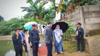 Anggota Komisi C DPRD Depok Nuryuliani meninjau Situ Bahar di Kecamatan Cilodong. (dok. DPRD Depok)