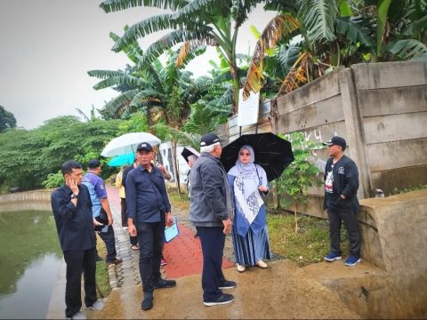 Anggota Komisi C DPRD Depok Nuryuliani meninjau Situ Bahar di Kecamatan Cilodong. (dok. DPRD Depok)