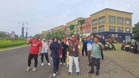 Camat Bojongsari, Rijal Farhan (depan kedua dari kanan) bersama para staf. (dok. Narasumber)