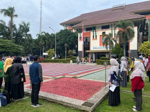 Pelaksanaan apel lingkungan ASN Pemkot Depok di halaman Balaikota.