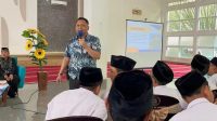 Kepala BNN Kota Depok, Kombes Raden Mohamad Tohir Hendarsyah saat melaksanakan seminar kesehatan remaja di SMPIT Al Hikmah, Cipayung Depok.