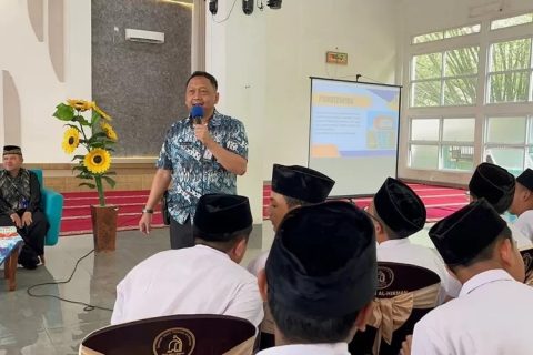 Kepala BNN Kota Depok, Kombes Raden Mohamad Tohir Hendarsyah saat melaksanakan seminar kesehatan remaja di SMPIT Al Hikmah, Cipayung Depok.