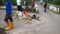 DPUPR tangani jalan amblas Kampung Nyencle RT 003 RW 001 Kelurahan Cilangkap Kecamatan Tapos. (dok:DPUPR).