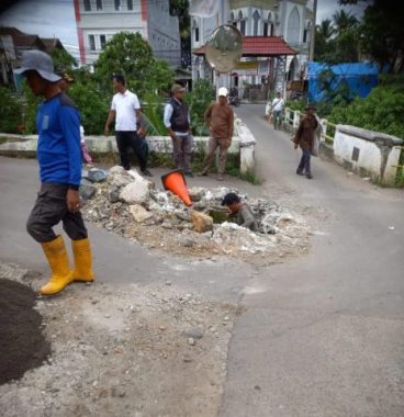 DPUPR tangani jalan amblas Kampung Nyencle RT 003 RW 001 Kelurahan Cilangkap Kecamatan Tapos. (dok:DPUPR).