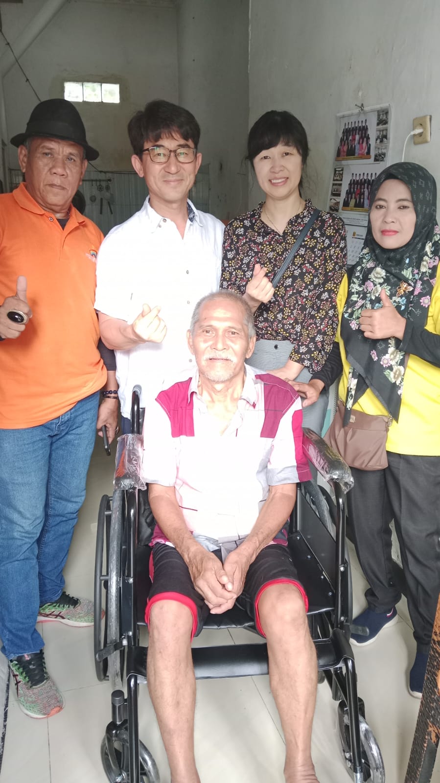 Rizal, penerima bantuan berdama Mr.Park Man Ho (hem putih) didampingi istri (kedua dari kanan) dan dua org staf YGP.