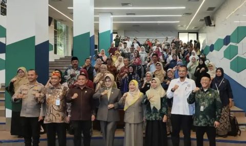 Lurah Cisalak Rini Ekasari saat Musrenbang Kelurahan Cisalak di Ruang Theather Hall Lantai 1 Fakultas A UIII, Kamis (30/01/2025). (dok. Istimewa).