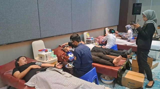 Bakti sosial (baksos) donor darah di Aula Hotel Santika Margonda