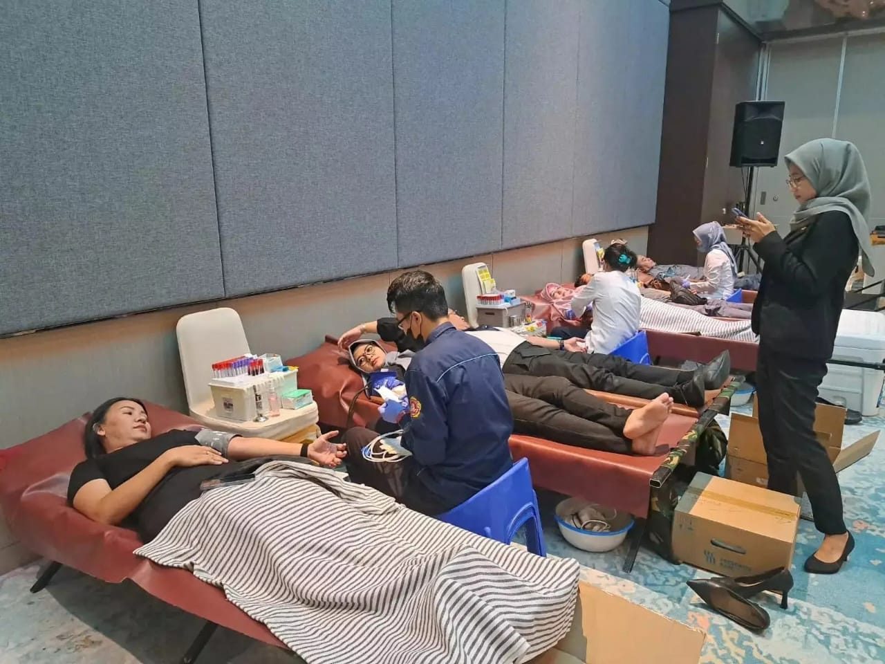Bakti sosial (baksos) donor darah di Aula Hotel Santika Margonda