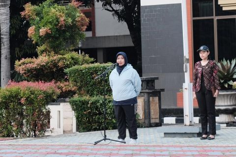 Pj Sekda Kota Depok Nina Suzana menjadi pembina pada apel pagi Aparatur Sipil Negara (ASN) Lapangan Balai Kota Depok