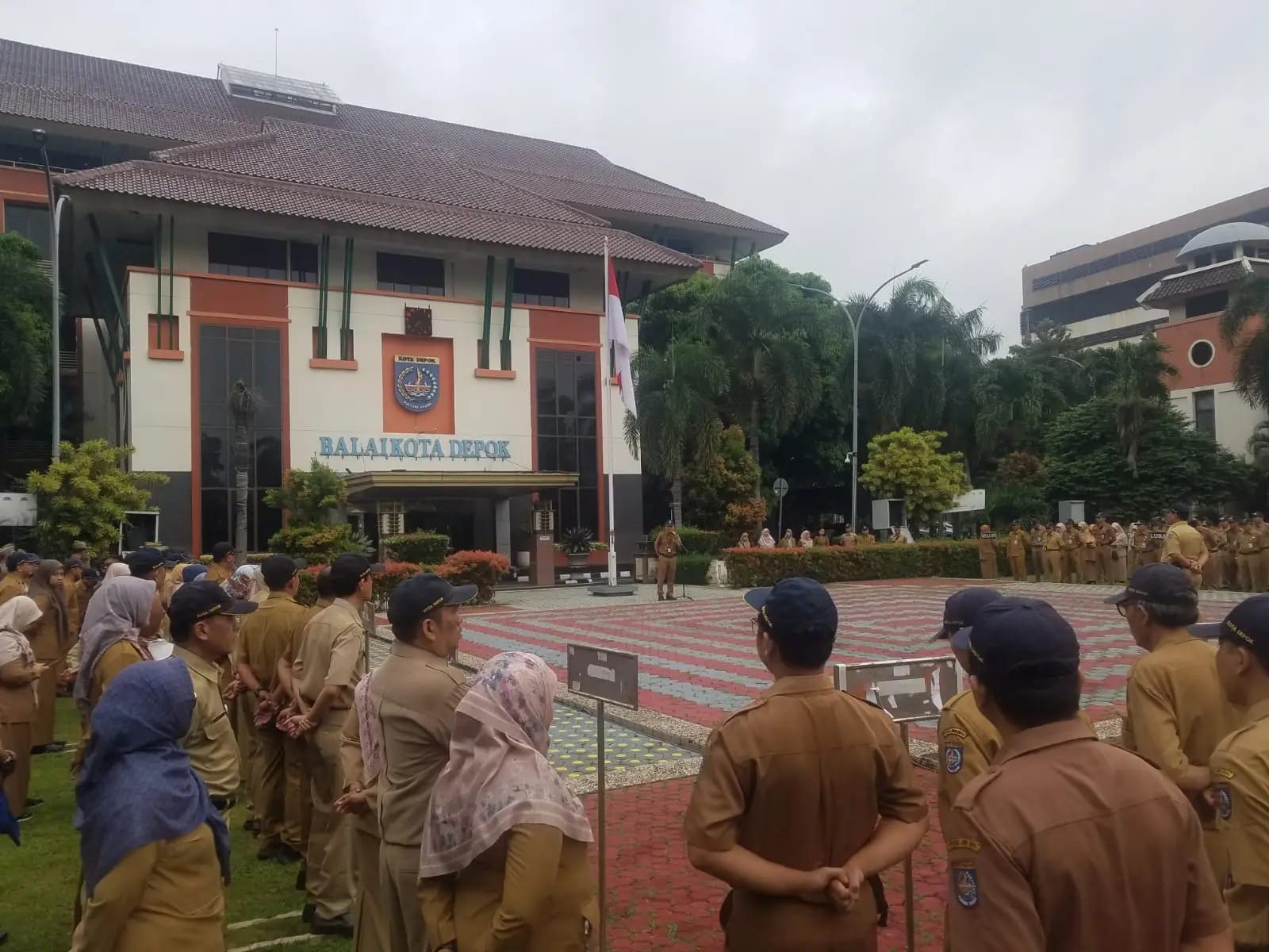 Apel pagi Aparatur Sipil Negara (ASN) di Lapangan Balai Kota Depok. (dok. Diskominfo).