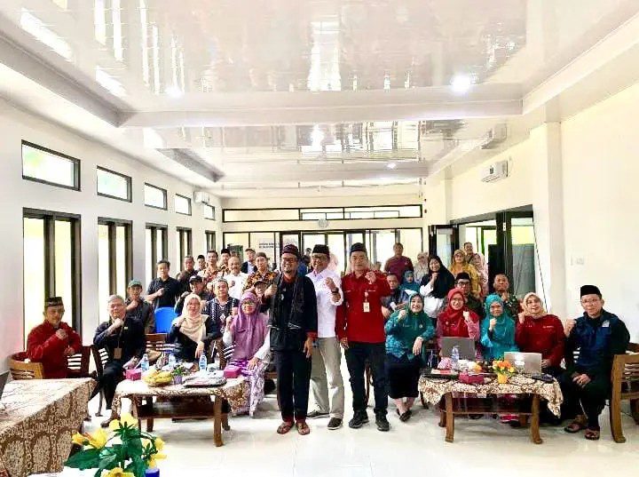 Camat Beji Hendar Fradesa saat menghadiri Musyawarah Perencanaan Pembangunan (Musrenbang) Kelurahan Pondok Cina (Pocin) di Aula Kantor Kelurahan Pocin. (dok. Kelurahan Pocin).