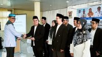 Camat Sawangan Anwar Nasihin. (baju putih).