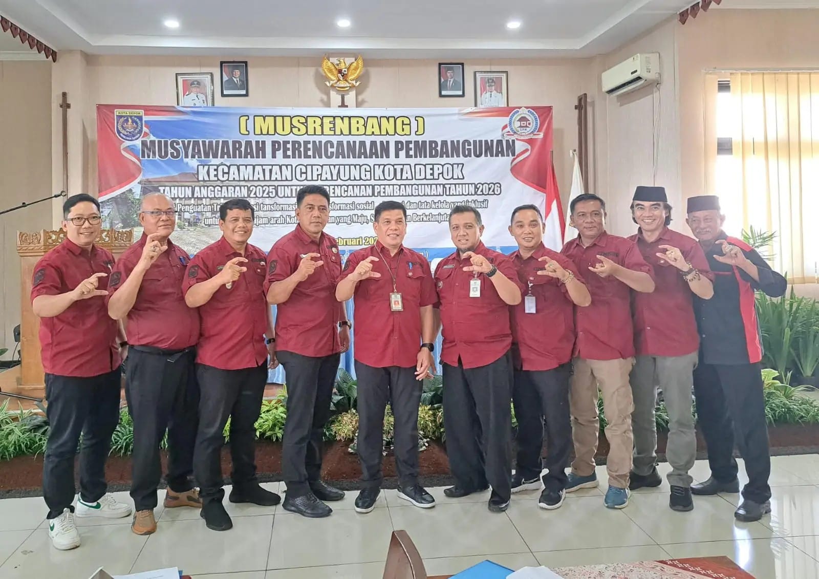 Plt Camat Cipayung Mangguluang Mansyur (tengah), bersama Lurah se-Kecamatan Cipayung usai Musrenbang Kecamatan Cipayung.