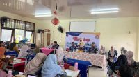 Kadisdik Kota Depok Siti Chaerijah Aurijah, memberikan sambutan dalam kegiatan Workshop Penyusunan Soal se-Kecamatan Beji.