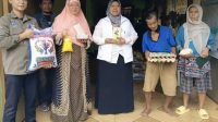 Pemberian BPK secara simbolis disalah satu wilayah di Kota Depok. (dok. Dinsos Depok).