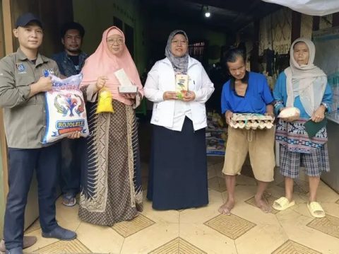 Pemberian BPK secara simbolis disalah satu wilayah di Kota Depok. (dok. Dinsos Depok).