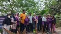 Lurah Depok, Herman bersama warga RW 15 bebersih lingkungan. ( dok.Lurah Depok).