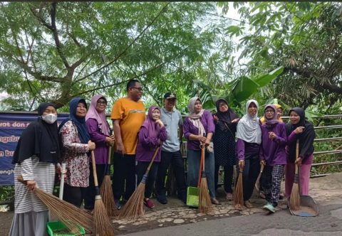 Lurah Depok, Herman bersama warga RW 15 bebersih lingkungan. ( dok.Lurah Depok).