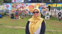 Kepala UPTD Taman Hutan Raya Kota Depok, Lintang Yuniar Pratiwi meninjau pelaksanan Lomba Mural di Alun-alun Depok.