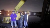 Lurah Tugu Tri Sakti Anggoro (kedua dari kiri) saat berada di Setu Pedongkelan. (dok. Narasumber)
