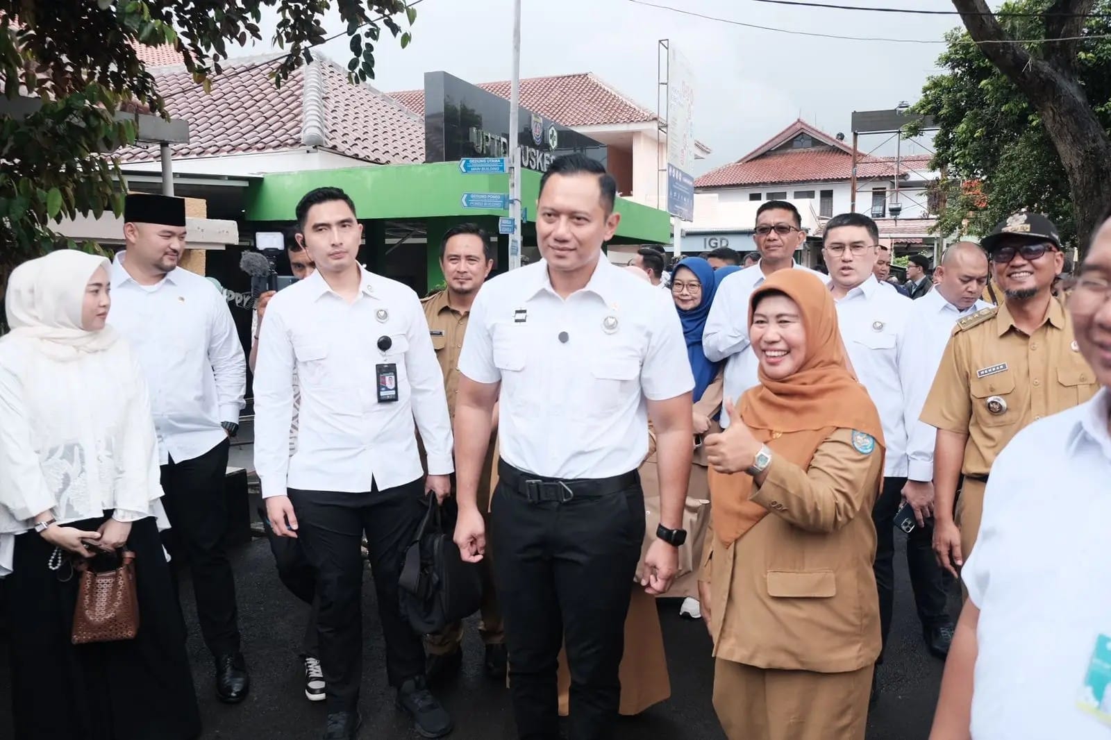 Pj Sekda Kota Depok Nina Suzana, saat mendampingi Menko AHY meninjau pelayanan PKG di Puskesmas Beji. (dok. Diskominfo Depok)