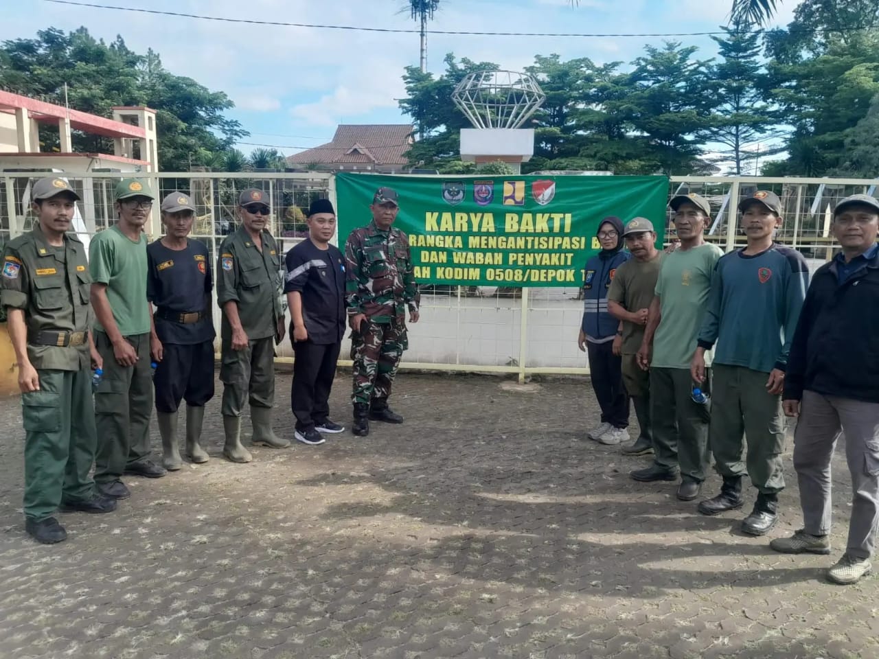 Lurah Ratujaya Bambang Sugiarto (kelima dari kiri), bersama jajaran Komando Distrik Militer (Kodim) 0508/ Depok. (dok. Ratujaya)