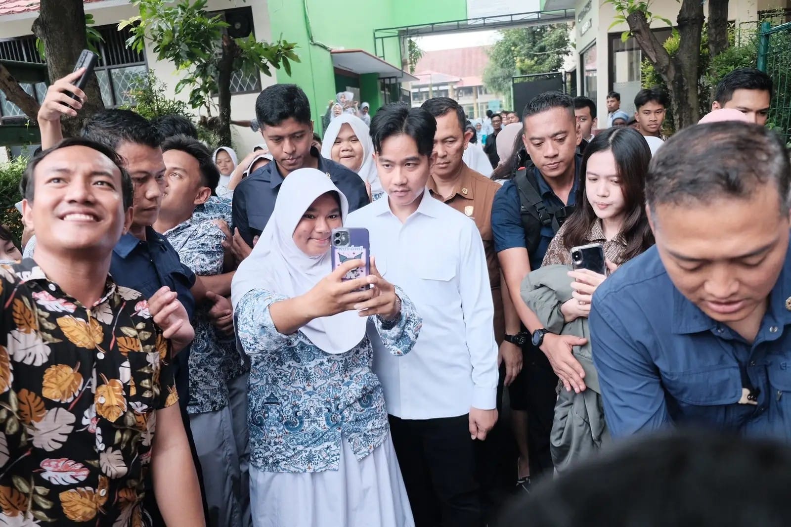 Wakil Presiden Republik Indonesia Gibran Rakabuming Raka, meninjau pelaksanaan program Makan Bergizi Gratis (MBG) di Kota Depok.